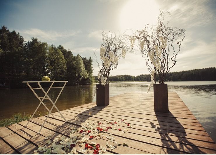 Outdoor summer wedding ceremony decor by Elisabeth Lomp Outdoor summer wedding ceremony decor