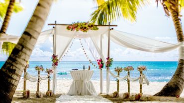 Beach wedding ceremony decor