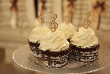 Themed ivory wedding cupcakes