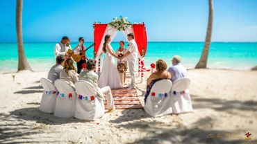 Beach red wedding ceremony decor