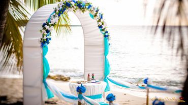 Beach blue wedding ceremony decor