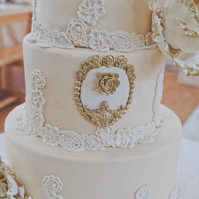 English gold wedding cakes