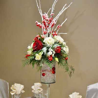 Winter red wedding floral decor