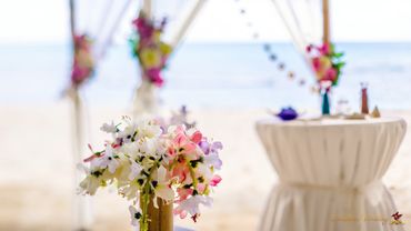 Beach white wedding floral decor