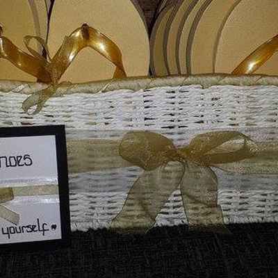 Gold wedding favours