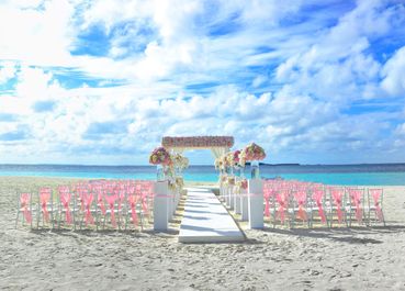 Beach pink wedding floral decor