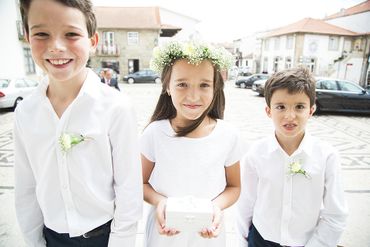 Outdoor white kids at wedding