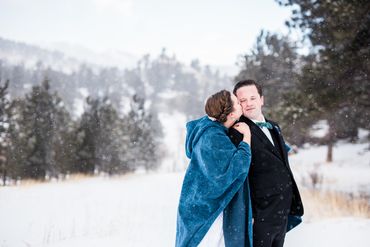 Outdoor winter white wedding photo session ideas