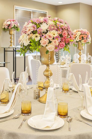Overseas white wedding reception decor