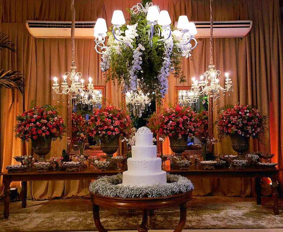 Overseas white wedding floral decor