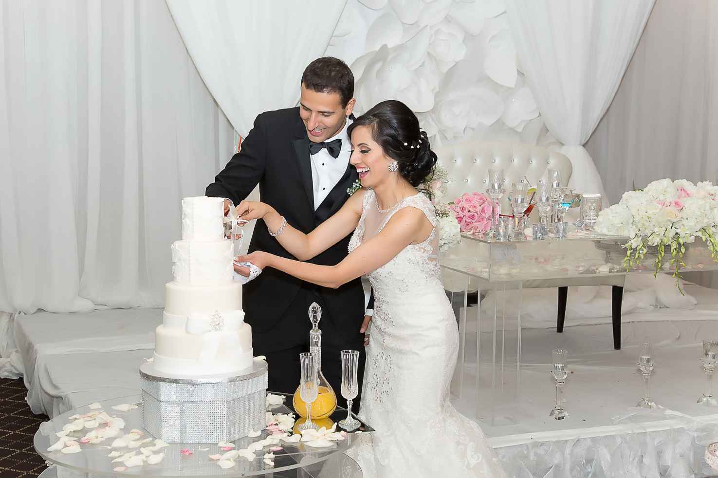 White overseas wedding cakes