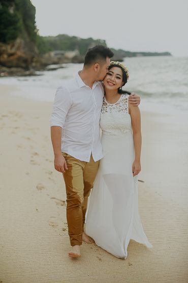 White beach long wedding dresses
