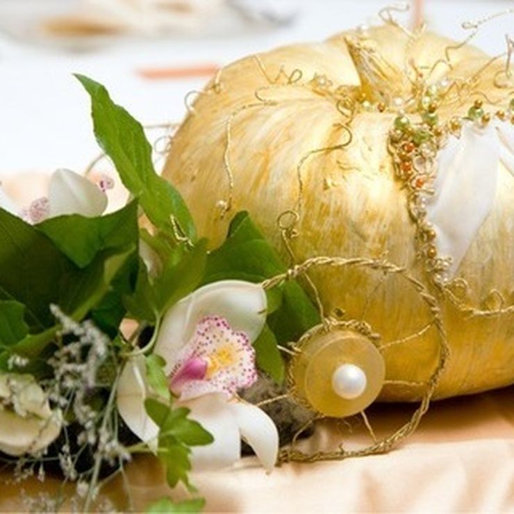 Golden details in wedding decor